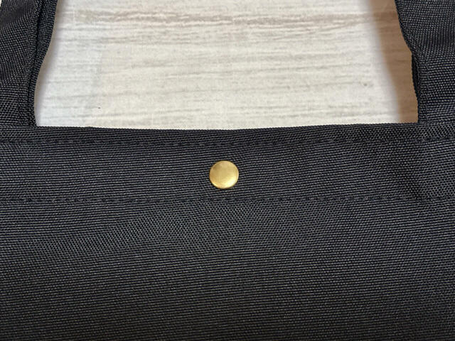 開口部のスナップボタンはゴールドでおしゃれ