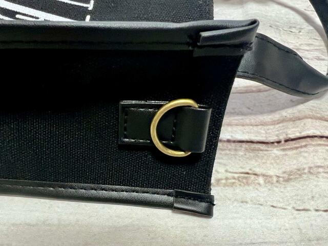 サイドにDカン付き。ここにショルダーストラップをつけられます