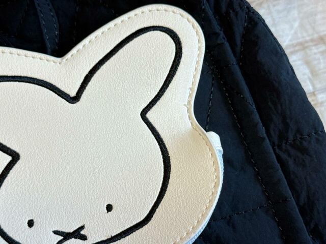 ポーチチャームの素材は高級感たっぷりな合成皮革