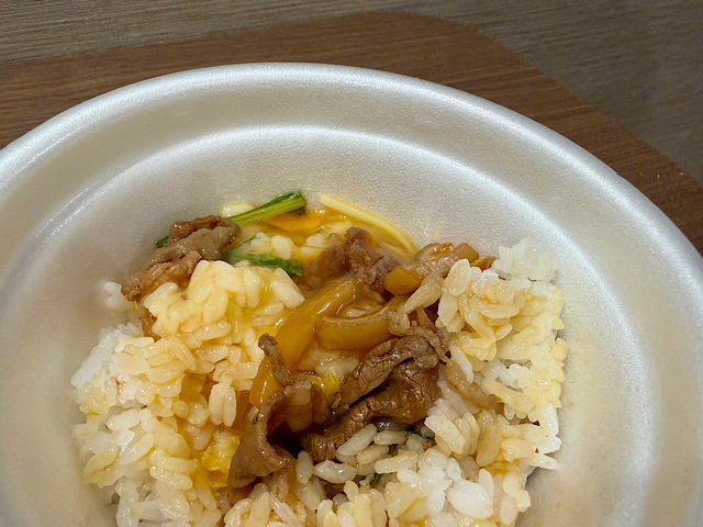 【やよい軒　すき焼き　ごはん・生たまご付】最後に残った具材はご飯に一気に乗せて締めにいただきました