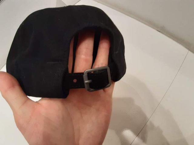 【ユニクロの黒キャップ】後ろはベルトのような調節方法