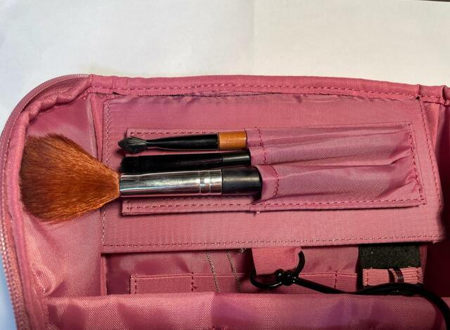 【ワークマン　あれこれまとまるガバッとポーチ】上部にはメイクブラシを収納できます