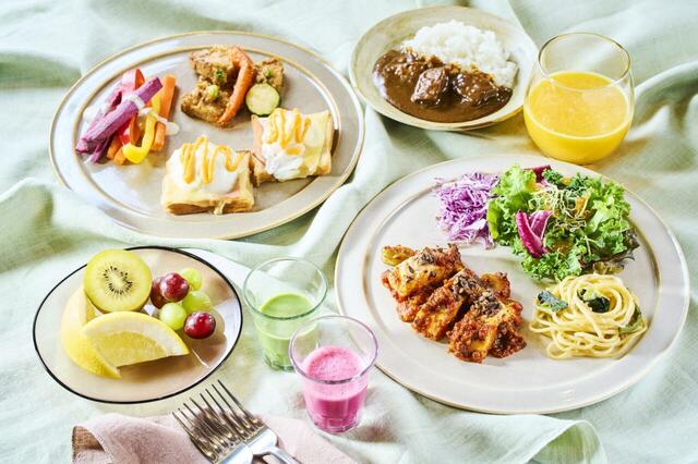 カカオチキンカレーや甘酒スムージーなど豊富なメニュー(イメージ)【ロッテシティホテル錦⽷町のハロウィンメニュー】