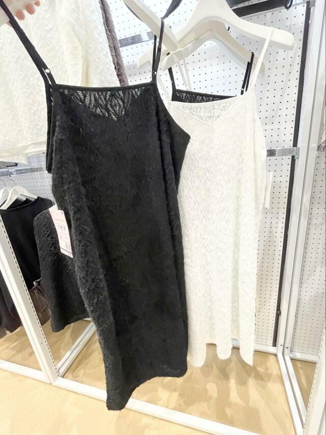 【ワークマン キモウレースワンピース】カラーはブラックとホワイトを確認。サイドスリット入りで動きやすそう◎