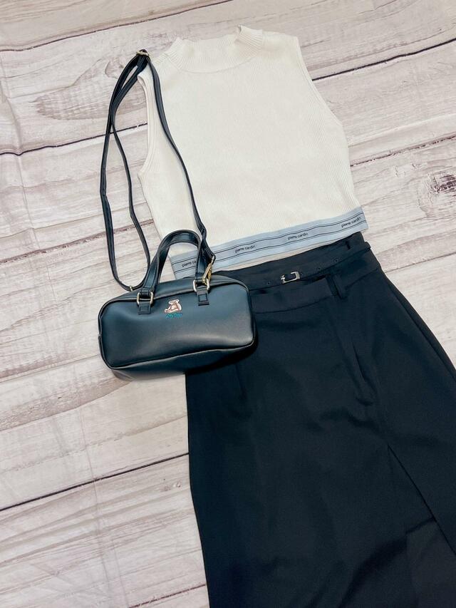 クロップド丈のトップスにスリット入りのスカートを合わせて大人っぽいトレンドコーデ♪