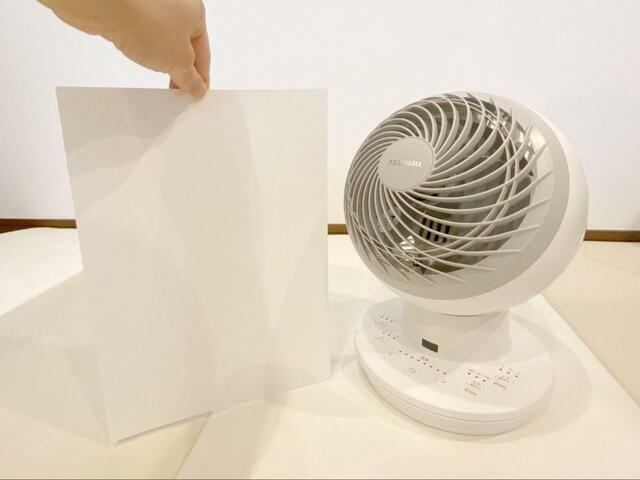 【アイリスオーヤマサーキュレーターアイ DC JET】サイズは（約）幅21×奥行21×高さ29.4cm。高さはA4用紙とほぼ同サイズ