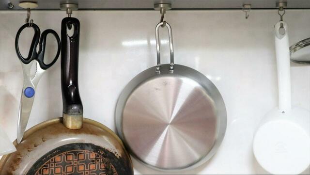 【ニトリ IH 二層鋼グリルパン 片手(20cm)】左は一般的なフライパン(26cm)