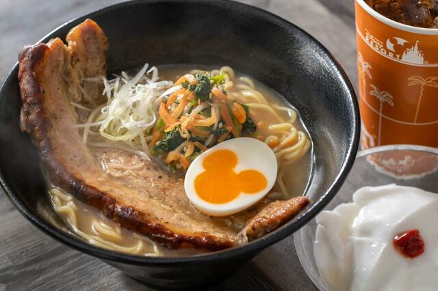 チャイナボイジャーのブラックペッパーポーク麺 1300円、セット1780円(税込)