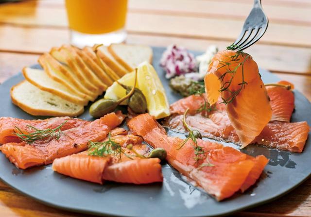 QUAYS pacific grill【神奈川・みなとみらい】キーズ サーモン・サンプラー（L）2200円。シェフが全国各地から厳選したサーモン