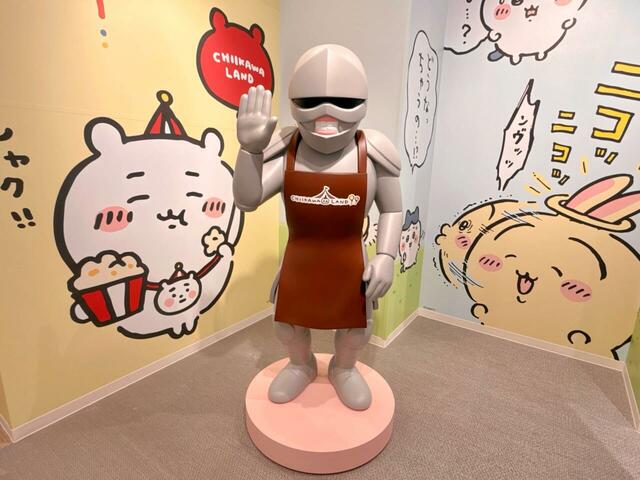【ちいかわらんど 原宿店】見どころポイント1：レジ横にはちいかわらんどオリジナルエプロンを着用したポシェットの鎧さんのスターチューも！