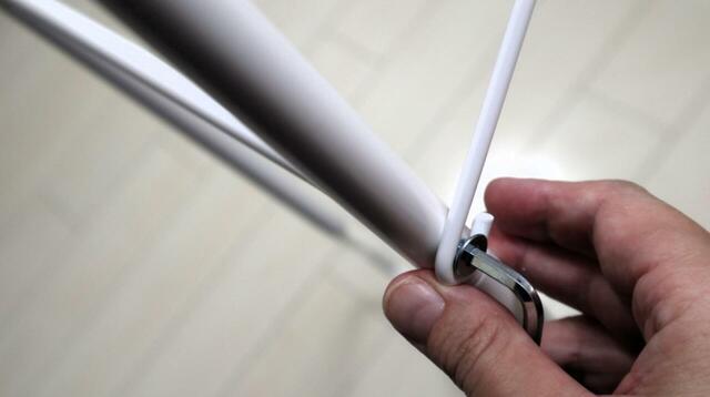 【ニトリ 洗濯機ラック】クロスバーの隅はハンガーのような形になっていて、ネジに引っかけて固定します