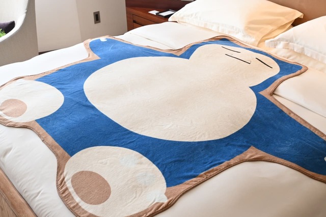 ベッドにはカビゴンのタオルケットを設置(※持ち帰りはできません)