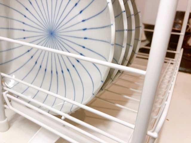 【ニトリ 水切り(2段スリム PP-2S ホワイト)】底がワイヤー式なのでお皿を立てて収納できます