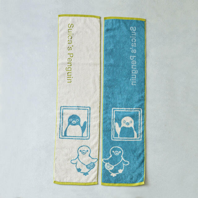 【Suicaのペンギン新作グッズ】スリムタオル（いってらっしゃい）／子ペンギンをSuicaのペンギンが見送るシーンが描かれています◎