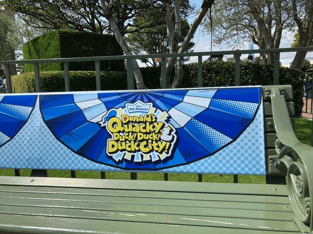現地のデコレーションのようす【「ディズニー・パルパルーザ“ドナルドのクワッキー・ダック！ダック！ダックシティ！”」】