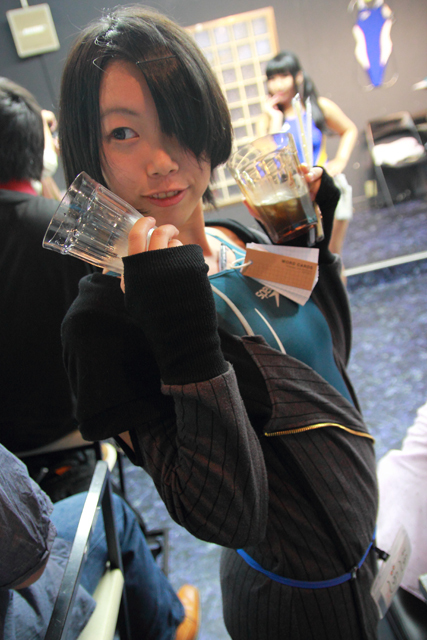 密着感&光沢感満載の「競泳水着カフェ」のコスプレ美女たち