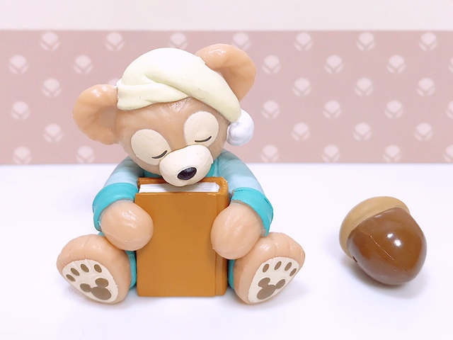 本に支えられるダッフィー