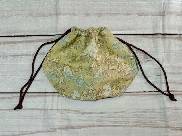 高級感のあるジャカード織りで「ムーミン」の世界観を表現した巾着バッグ