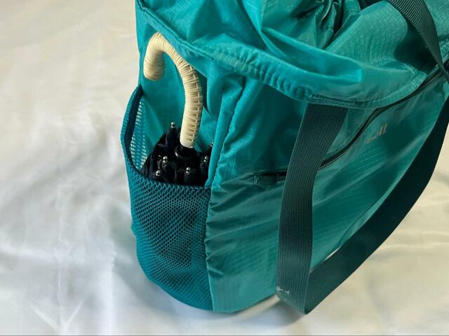 【mont-bell　ポケッタブルライトトートS】側面のメッシュのポケットは折り畳み傘や水筒を入れるのにぴったり！