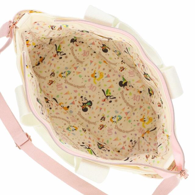 ショルダーバッグ 4,500円|サイズ:(本体)高さ約25×幅36×マチ約14cm、(ストラップ)長さ約67~130cm|東京ディズニーリゾート40周年“ドリームゴーラウンド”スペシャルグッズ|発売日:2023年4月10日(月)|販売店舗:東京ディズニーランド「グランドエンポーリアム」、東京ディズニーシー「エンポーリオ」