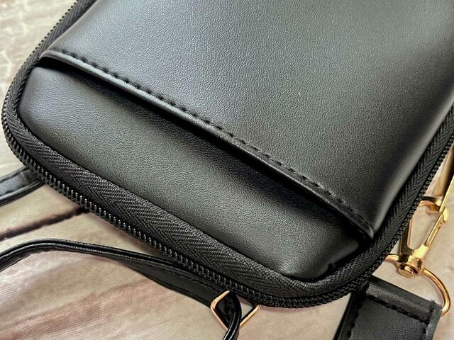 【Disney MICKEY MOUSE スマホショルダー BOOK】フロントにスマホが入るポケットが1つついてます