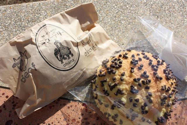 「十勝豊西牛カレーパン」ベーカリーズキッチン オハナ (有明)と、「チョコチップまみれメロンパン」ハッピーハッピーメロンパン秘密基地(さいたま)