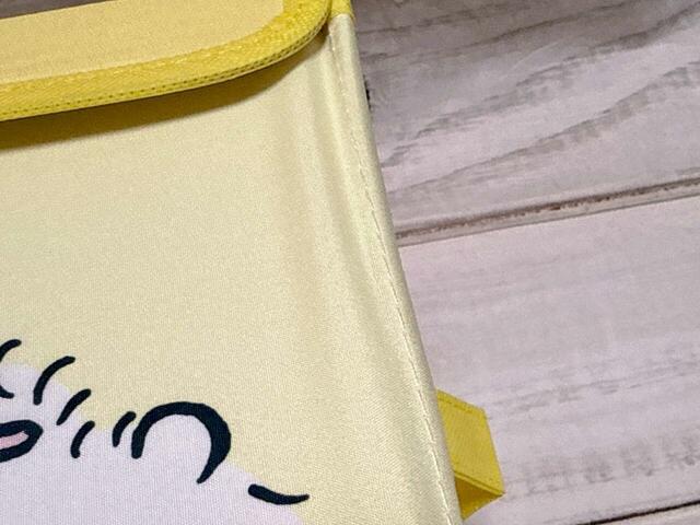 素材はポリエステル。中に厚紙入りでしっかりとしたつくり