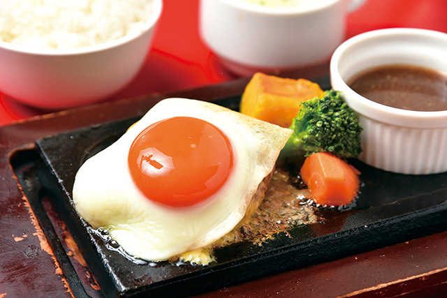 渋谷 大人のハンバーグ 大人のハンバーグS 熟成大人のソース（ライスorパン・スープ付）1200円 濃厚なレッドチェダーチーズを使った人気メニュー。