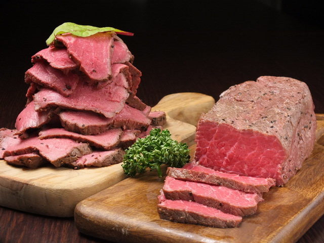 手間暇かけてじっくりと低温加熱したブラックアンガス牛のローストビーフ