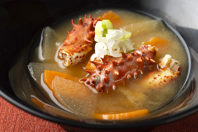 「北海道産花咲蟹の鉄砲汁（ディナー限定）」＜期間：2025年10月1日～12月19日＞【東京ドームホテルに「海鮮パフェ」や「紅ズワイ蟹」「メロン」など、北海道の魅力溢れるメニューが勢揃い！『北海道グルメブッフェ 2025』開催！】