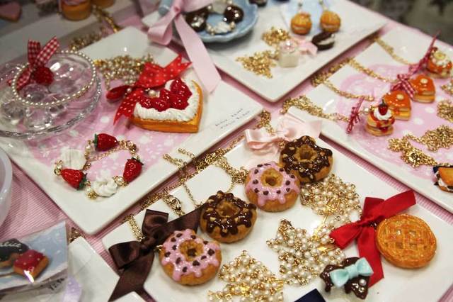 「Sucre Poison」のスイーツペンダント。