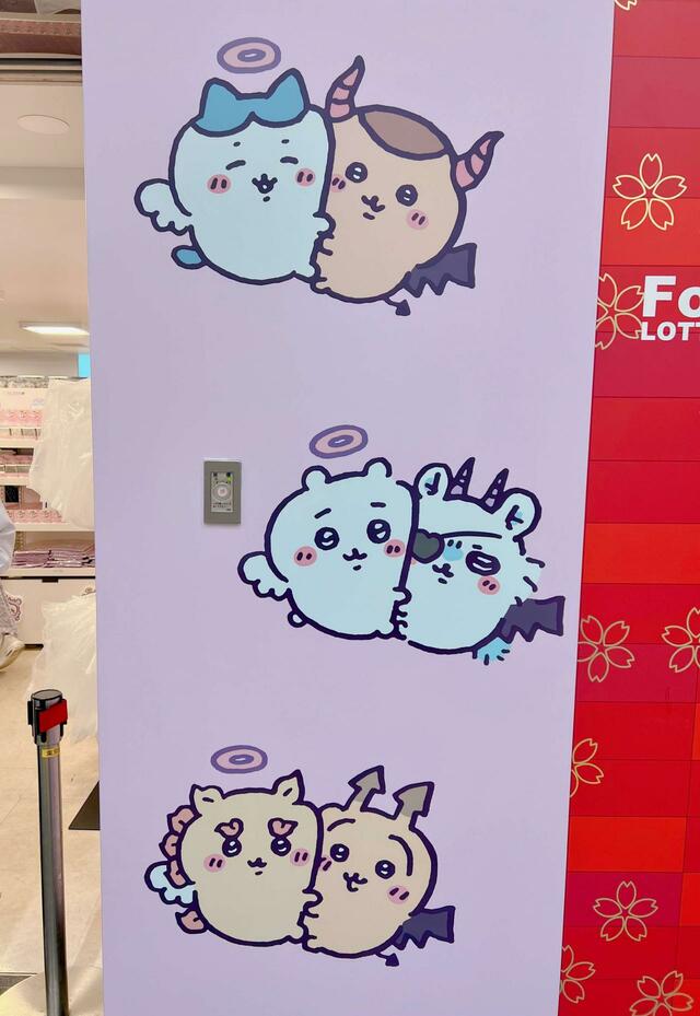 【ちいかわ てんし♡あくま@東京駅】チケット無しでもみることができる外観②それぞれ対になっている天使と悪魔たちがキュート!