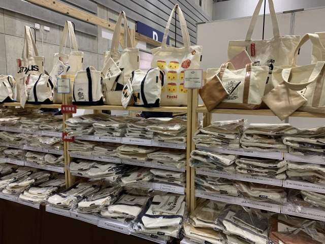 各種メーカーのロゴなどがプリントされたトートバッグ