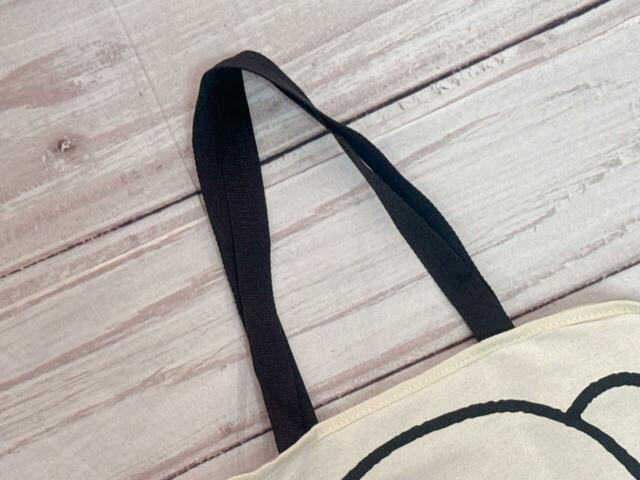 持ち手はのカラーブラック。長めなので肩がけがしやすくGood！