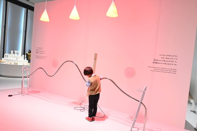 【デザインあ展neo】「もちはこびトライアル」／パイプに当たると照明が点滅、「あ！！！」という音声が響きます