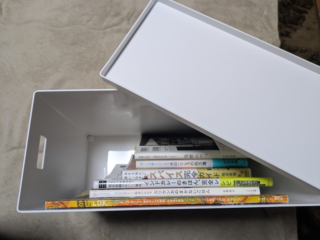 【山崎実業 蓋つき収納ボックスワゴンL】サイズがバラバラな本や雑誌もスッキリしまっておけます♪
