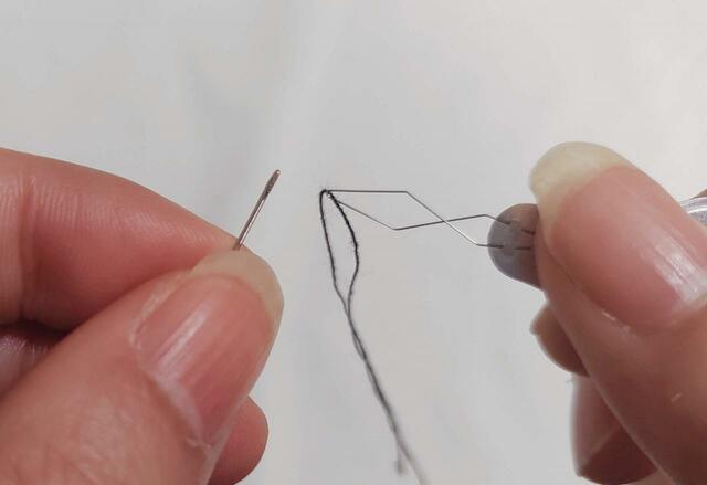 不器用な方は、付属の糸通しを使うと便利