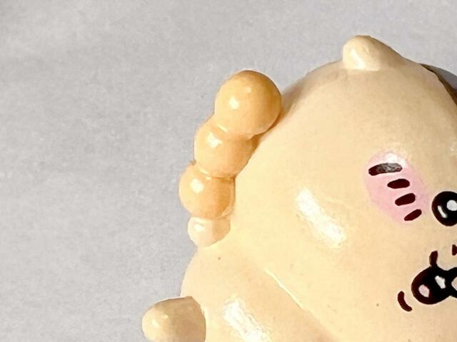 手にはお団子を持っています♪