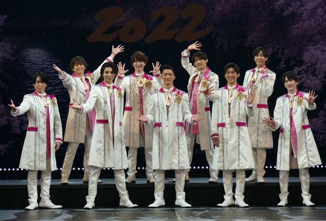 『滝沢歌舞伎ZERO 2022』初日前会見より、Snow Man（前列左から　宮舘涼太、ラウール、岩本照、目黒蓮、深澤辰哉／後列左から　佐久間大介、渡辺翔太、向井康二、阿部亮平）