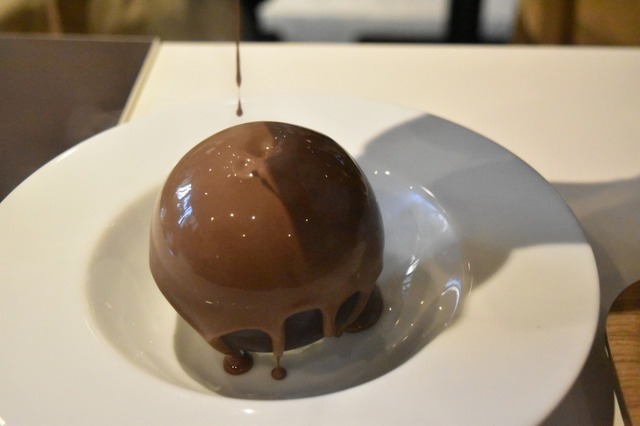 温かいチョコをかけると