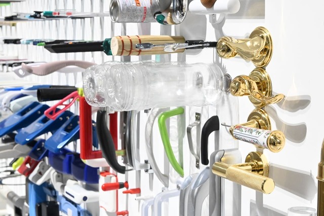 【デザインあ展neo】「もちてのむれ」／ドアや工具など多彩な持ち手がびっしり