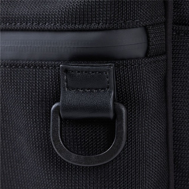 【アネロ「EXPAND5シリーズ」】ファスナーやDカンなどのパーツには、マットなブラックの素材を採用