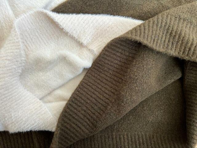 【しまむら フェザーハーフジップPO UNIQLO スフレヤーンハーフジップセーター】しまむらの方が生地は薄め