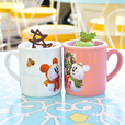 （左）レアチーズムース＆ミルクゼリー、スーベニアカップ付き（東京ディズニーシー ）｜（右）ラズベリー＆チョコレートムース、スーベニアカップ付き（東京ディズニーランド）
