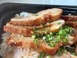 【ロピア やわらか焼豚めし】断面からわかる肉の厚みと脂の層！旨味が凝縮♪