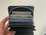 【3COINS カードケース】カードポケットは9つ!一番手前と奥は広い作りになっているので、複数枚入れることも可能です
