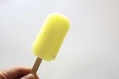 【ロピア　アンディコ　衝撃レモンアイスバー　6本228円】中には粒ラムネ入り