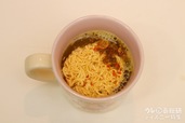 ミニラーメン ¥950｜③お湯を入れて2分待つ