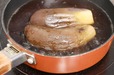 【なすの冷凍保存方法】水1カップ、しょうゆ大さじ2、みりん大さじ2を入れ、なすを4～5分煮る。（小さめフライパンで作ったので、裏表返しながら長めに煮ました）
