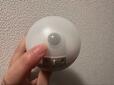 【ニトリ　電池式センサーライト(マンマル ペールグレー)】センサーはココ